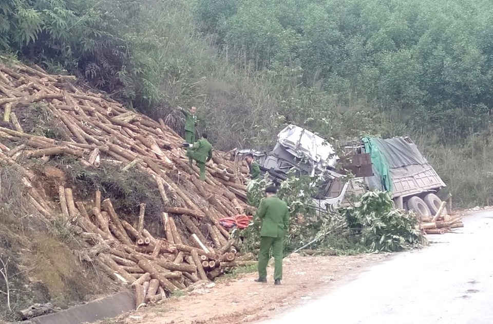 Tai nạn 7 người chết: Xe lao thẳng vào vách núi, cabin nát bét - 10 Tai nạn 7 người chết: Xe lao thẳng vào vách núi, cabin nát bét - 10