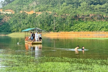 Hai vợ chồng tử vong khi ô tô bị ngập nước ở lòng hồ Bến Châu