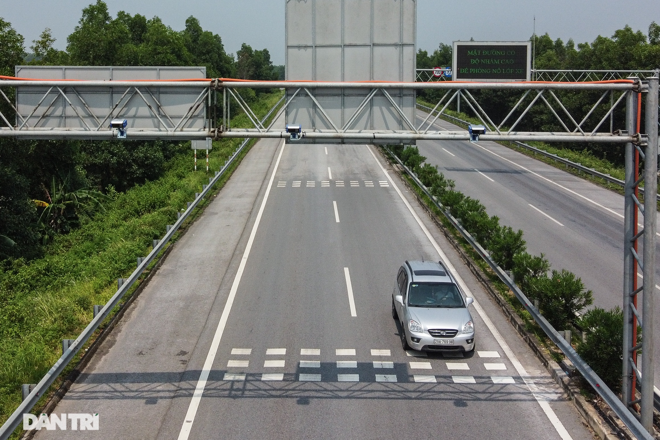 Cận cảnh hệ thống 110 mắt thần trên cao tốc Nội Bài - Lào Cai - 13 Cận cảnh hệ thống 110 mắt thần trên cao tốc Nội Bài - Lào Cai - 13