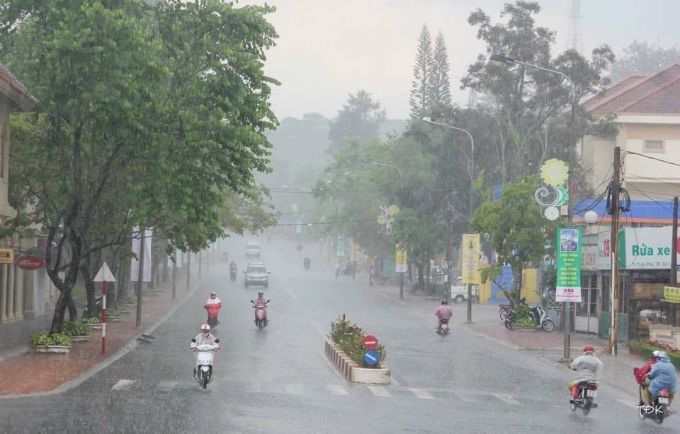 Miền Nam mưa dông, miền Bắc tăng nhiệt mạnh