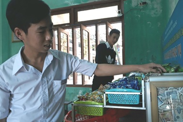 Độc đáo gian hàng tự phục vụ ở trường THPT Huỳnh Thúc Kháng