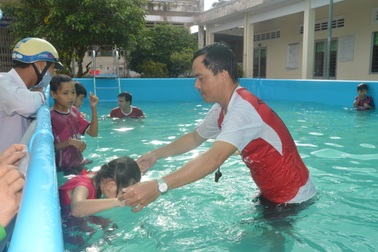 Thầy giáo 8X vay tiền xây dựng bể dạy bơi cho học sinh Sóc Trăng