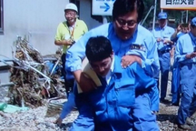 Thứ trưởng Nhật Bản bị chỉ trích vì được cấp dưới cõng qua vũng lầy