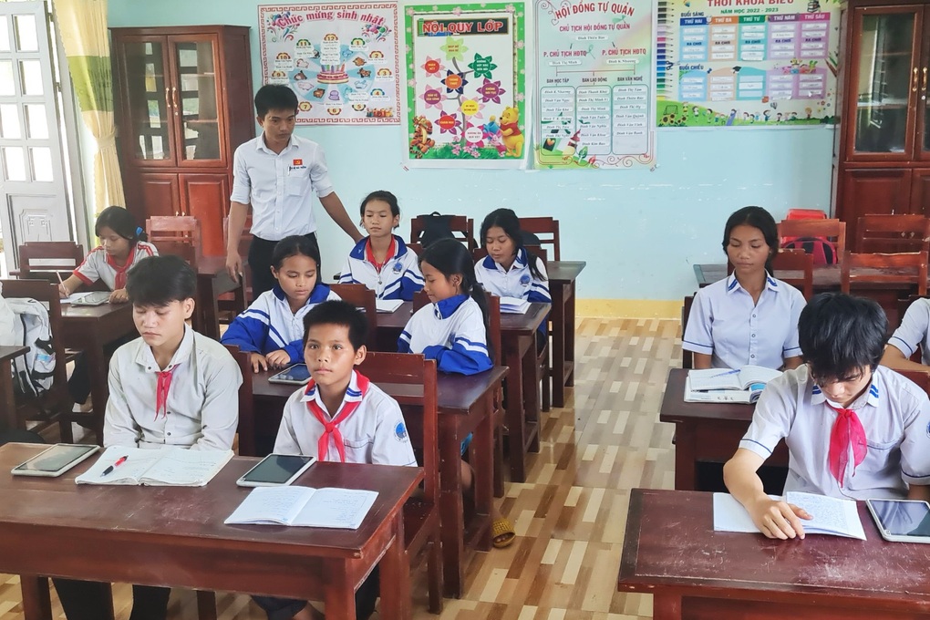 Được cấp máy tính bảng, nhiều học sinh ham chơi bỏ học - 1 Được cấp máy tính bảng, nhiều học sinh ham chơi bỏ học - 1