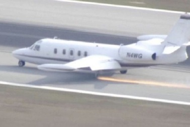 Máy bay tóe lửa khi hạ cánh do rơi bánh