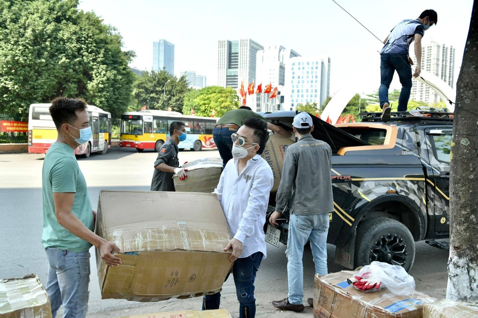 Nghệ sĩ Việt ủng hộ tiền, vật tư y tế giúp Bắc Giang chống dịch Covid-19 - 4 Nghệ sĩ Việt ủng hộ tiền, vật tư y tế giúp Bắc Giang chống dịch Covid-19 - 4