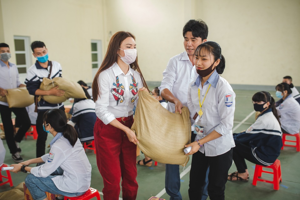 Phạm Phương Thảo hỗ trợ dân nghèo xứ Nghệ vượt qua đại dịch - 6 Phạm Phương Thảo hỗ trợ dân nghèo xứ Nghệ vượt qua đại dịch - 6