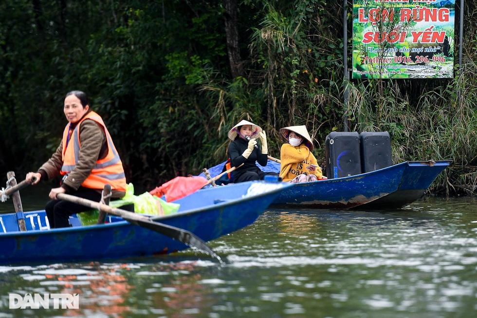 Loa kẹo kéo chát chúa ở chùa Hương: Bên nhớ người tình, bên xin gánh mẹ - 7 Loa kẹo kéo chát chúa ở chùa Hương: Bên nhớ người tình, bên xin gánh mẹ - 7