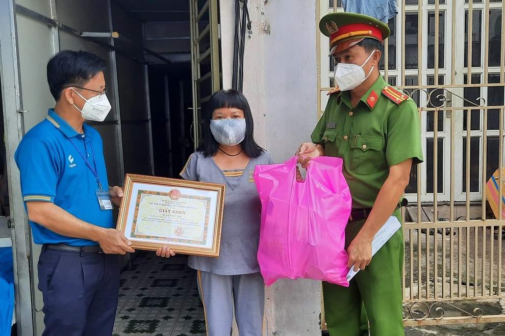 TPHCM: 1.000 người nghèo từ chối nhận hỗ trợ đợt 3, nhường người khổ hơn - 1 TPHCM: 1.000 người nghèo từ chối nhận hỗ trợ đợt 3, nhường người khổ hơn - 1