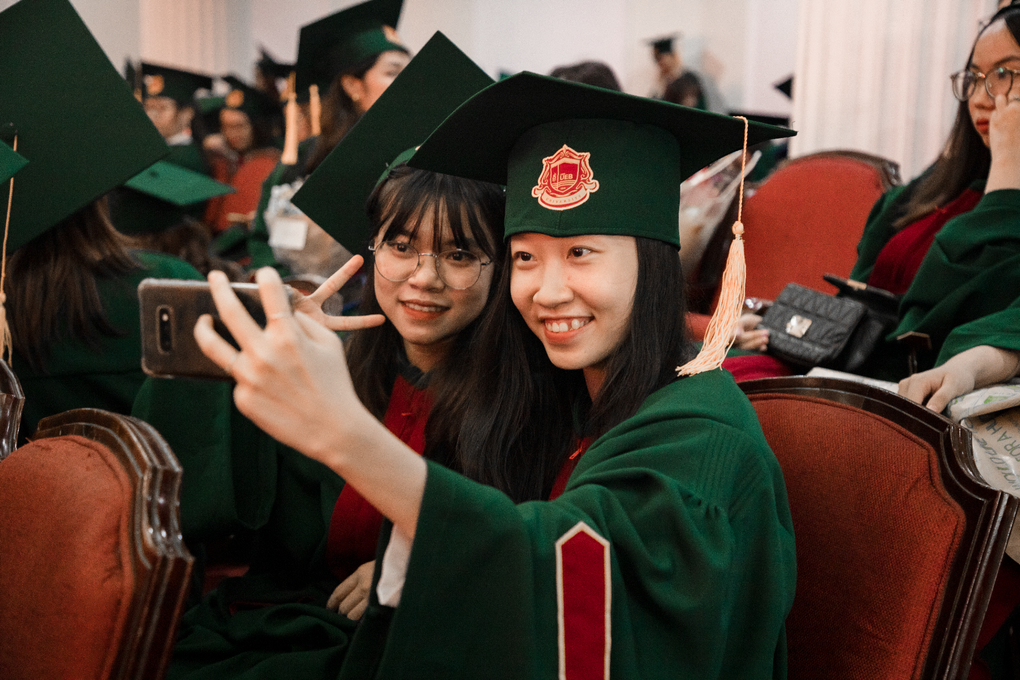 Bộ lễ phục ấn tượng của sinh viên kinh tế trong ngày tốt nghiệp - 4 Bộ lễ phục ấn tượng của sinh viên kinh tế trong ngày tốt nghiệp - 4