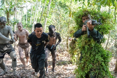 Cảnh sát đặc nhiệm hóa trang diễn tập vây bắt tội phạm giữa rừng