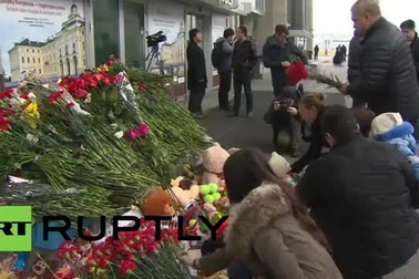 Người Nga đặt hoa tại sân bay St Petersburg tưởng nhớ nạn nhân vụ máy bay