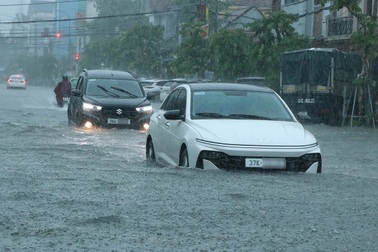 Nguyên tắc tài xế phải nằm lòng khi mưa ngập nếu không muốn "đau ví"