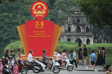 Hà Nội rực rỡ cờ hoa chào mừng Cách mạng Tháng Tám và Quốc khánh 2/9