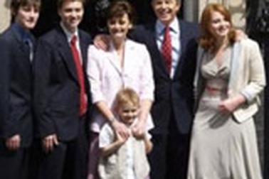 Tony Blair chỉ là “tiểu đội phó” trong gia đình
