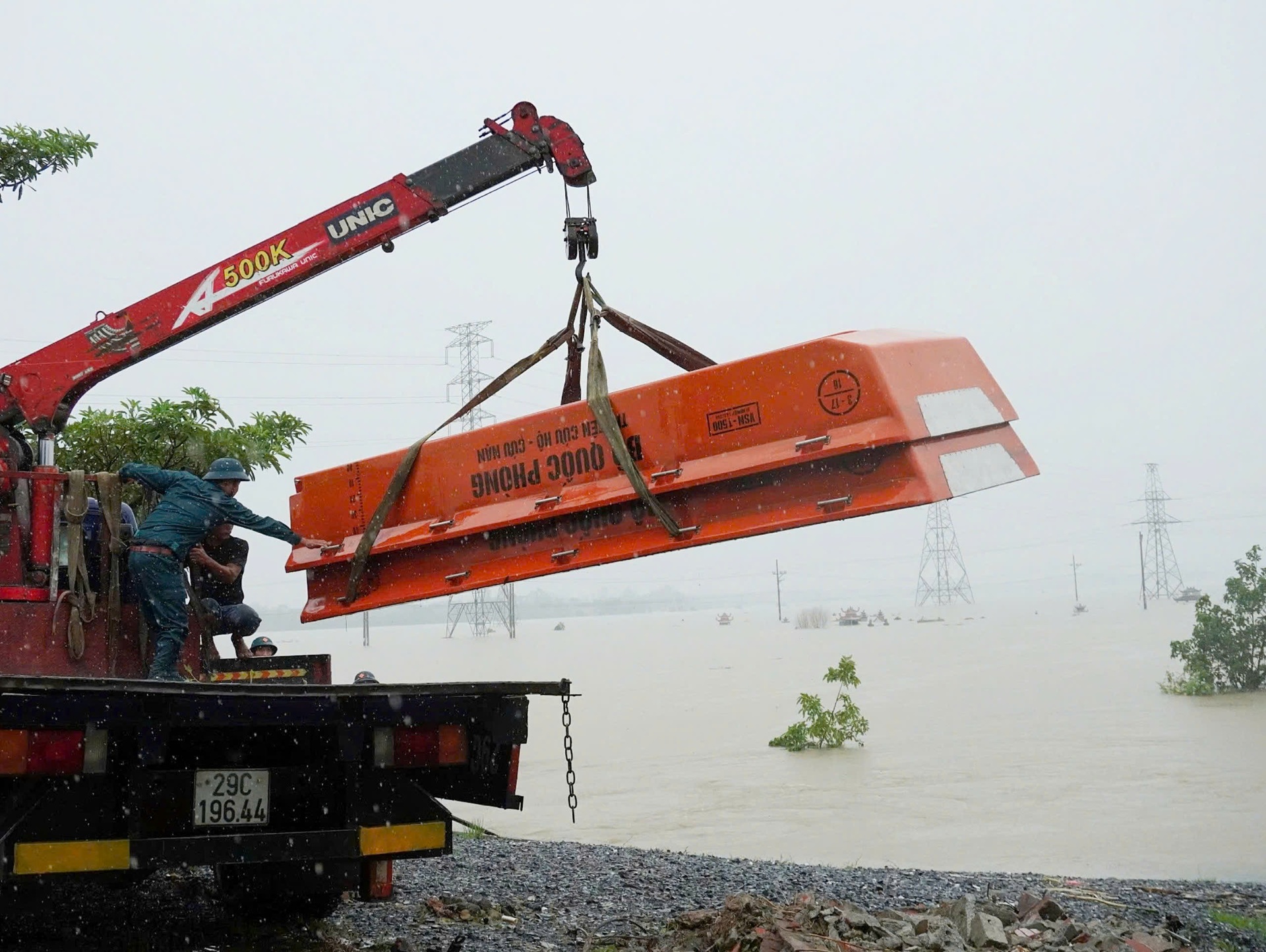 Hà Nội: Nhà chìm giữa ốc đảo, mẹ ôm con 9 tháng tuổi tháo chạy - 3 Hà Nội: Nhà chìm giữa ốc đảo, mẹ ôm con 9 tháng tuổi tháo chạy - 3