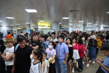 Hàng nghìn người dân TPHCM chờ đi Metro số 1 trong ngày khánh thành