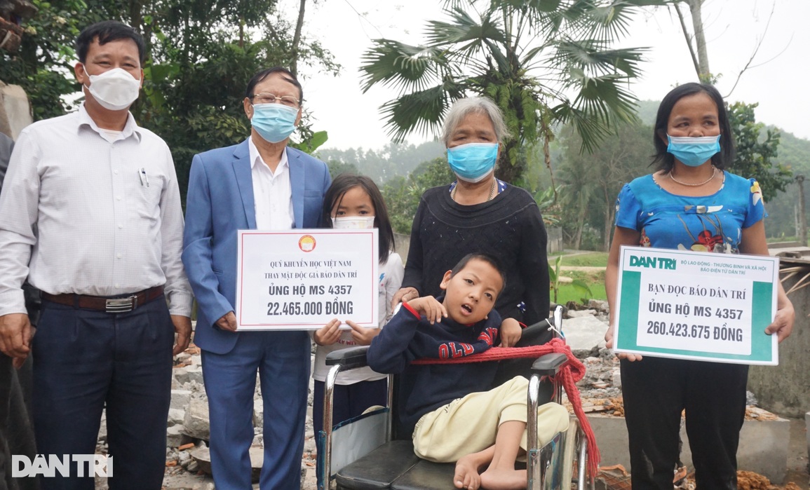 Bé 9 tuổi gánh mẹ động kinh, anh bại não, bà già yếu sắp có nhà mới - 2 Bé 9 tuổi gánh mẹ động kinh, anh bại não, bà già yếu sắp có nhà mới - 2