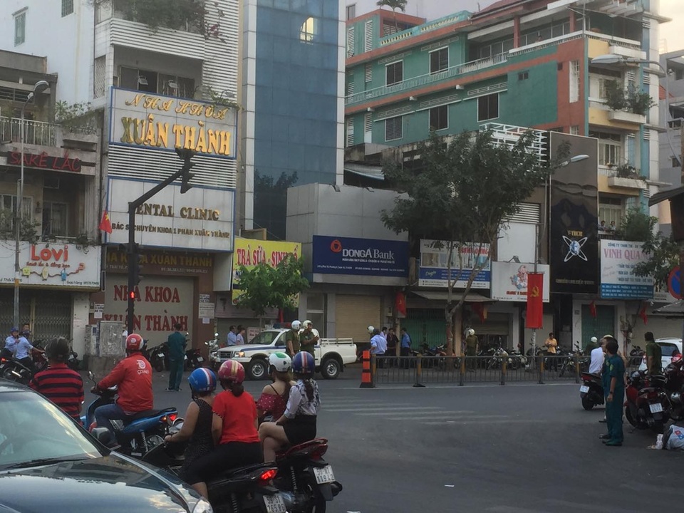 Truy bắt thanh niên nghi có súng đạn cố thủ nhiều giờ trong nhà dân - 1 Truy bắt thanh niên nghi có súng đạn cố thủ nhiều giờ trong nhà dân - 1
