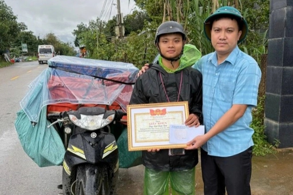 Trong lũ dữ, nam ngư dân, anh shipper cũng hóa người hùng cứu 6 nạn nhân - 3 Trong lũ dữ, nam ngư dân, anh shipper cũng hóa người hùng cứu 6 nạn nhân - 3