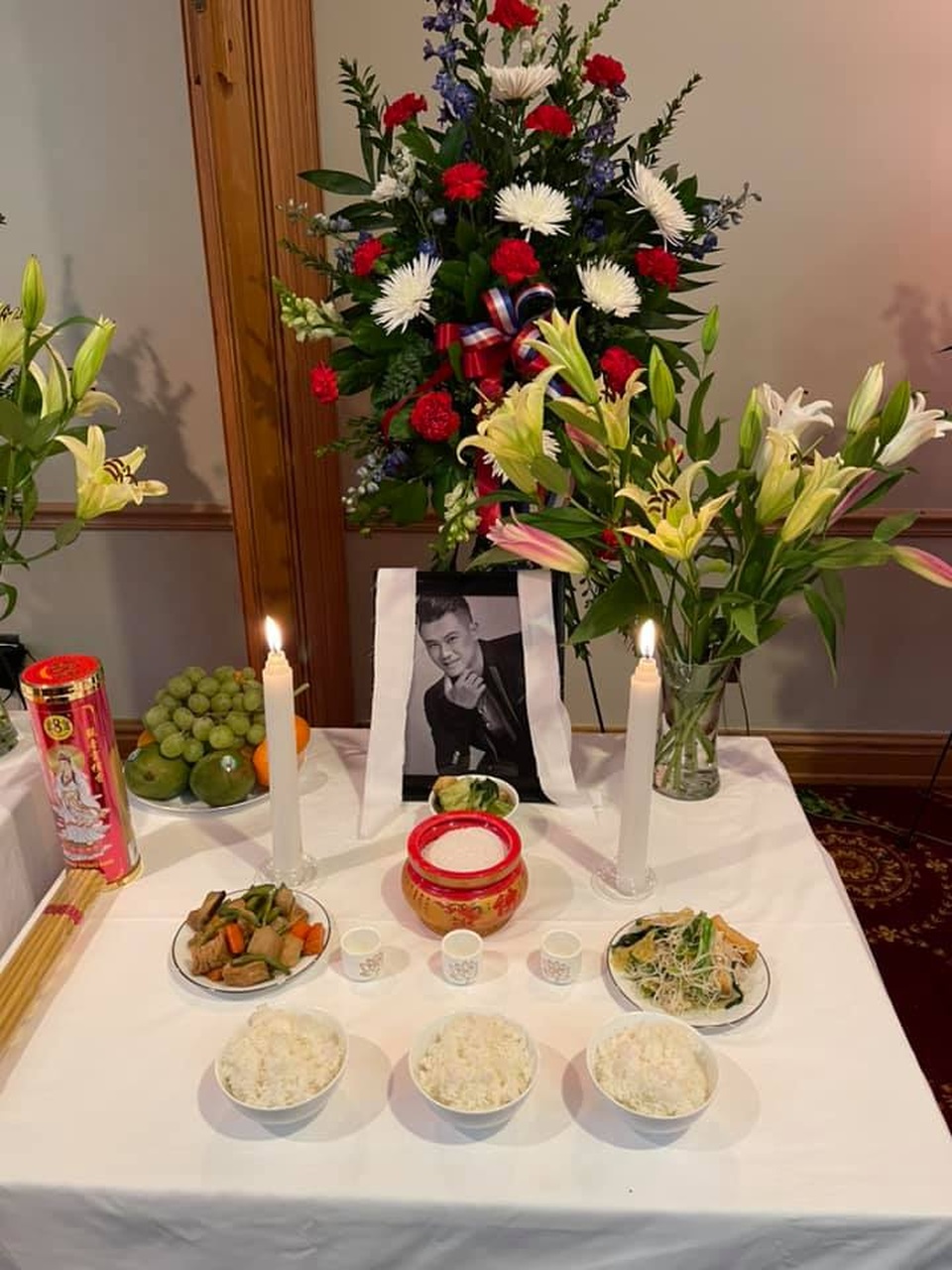 Đồng nghiệp nghẹn ngào khi thấy chiếc micro an táng cùng Vân Quang Long - 1 Đồng nghiệp nghẹn ngào khi thấy chiếc micro an táng cùng Vân Quang Long - 1