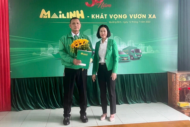 Lái xe taxi trả lại tài sản gần 100 triệu đồng cho khách để quên