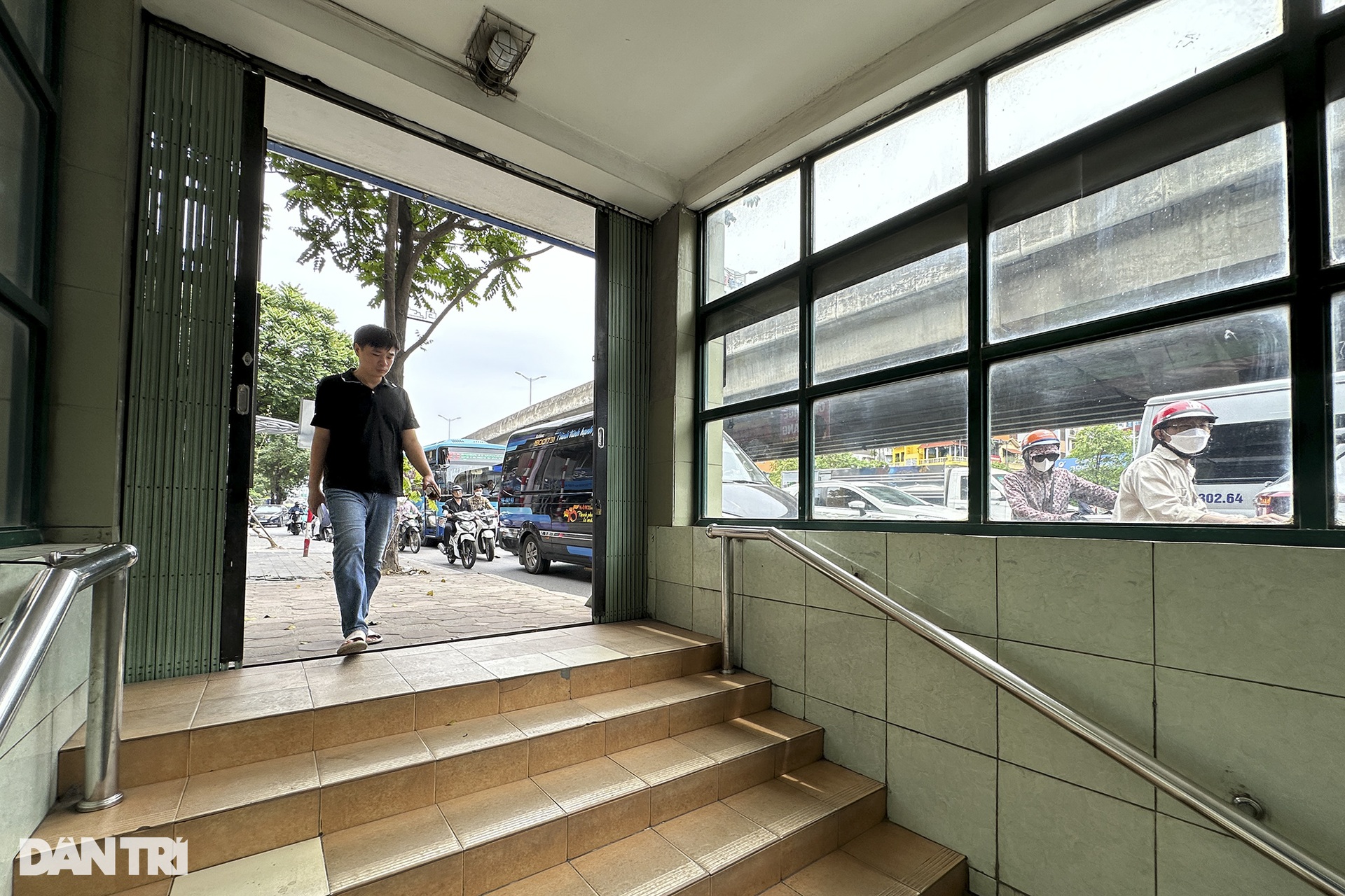 Hầm đi bộ ở Hà Nội sạch sẽ, thoáng mát nhưng vắng người sử dụng - 10 Hầm đi bộ ở Hà Nội sạch sẽ, thoáng mát nhưng vắng người sử dụng - 10