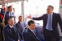 Chủ tịch Hà Nội trải nghiệm xe buýt điện