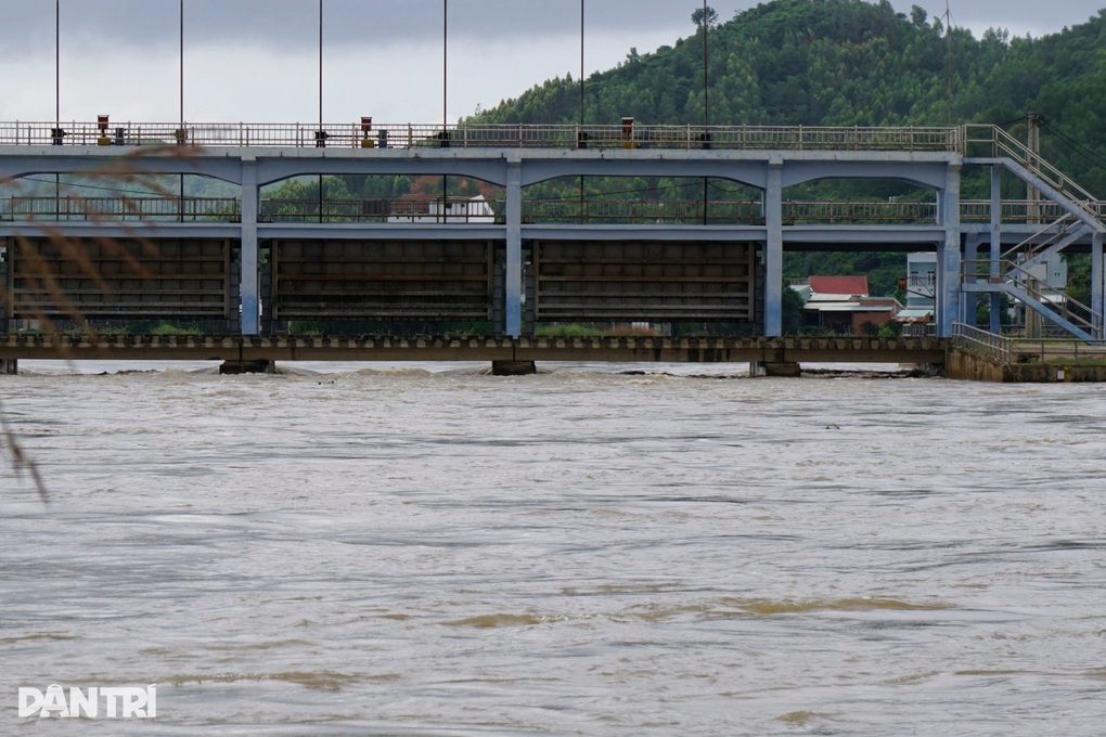 Hơn 3.000 người dân Gia Lai bị cô lập vì lũ đổ về - 2