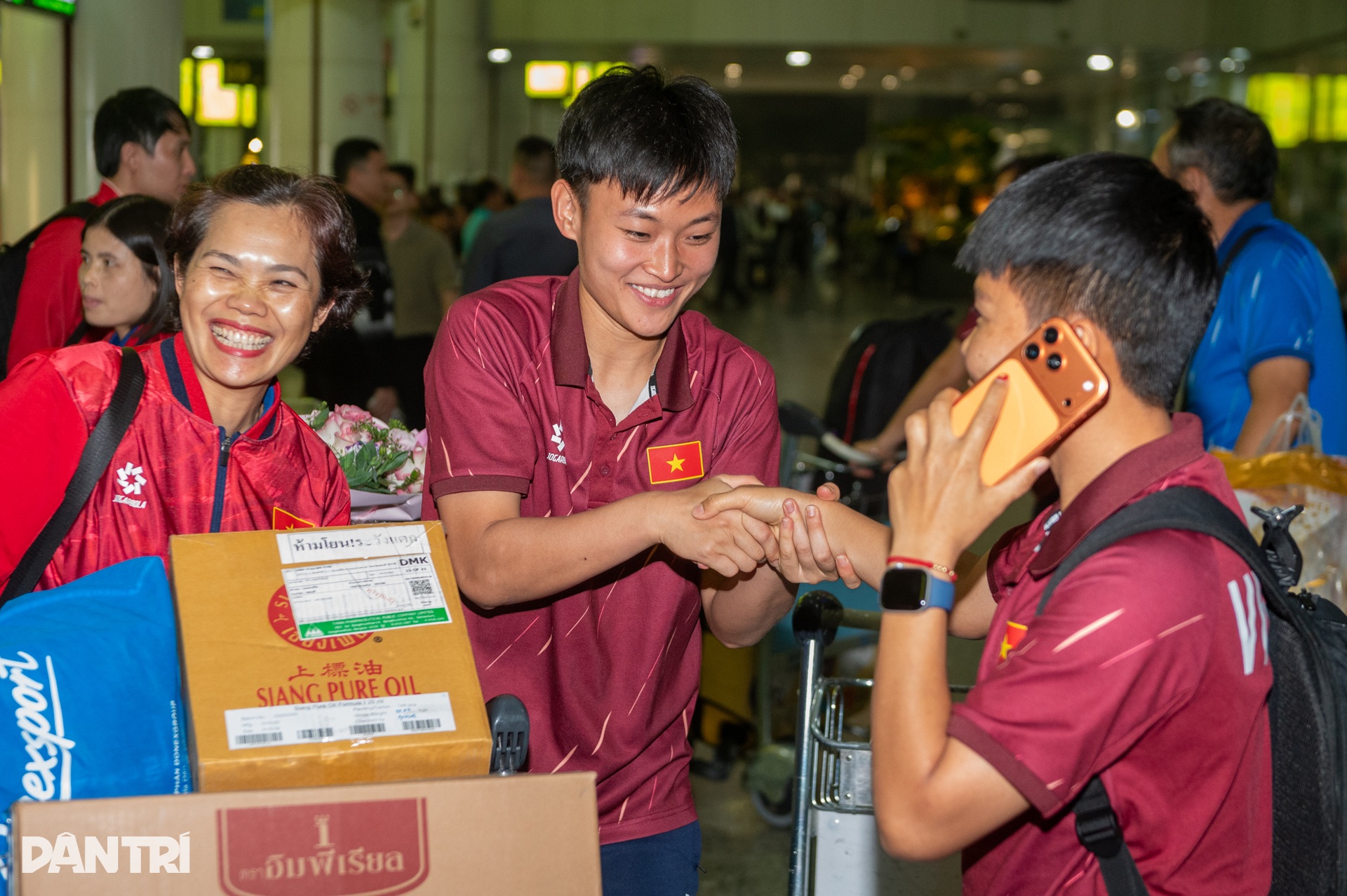 គ្រូបង្វឹក Mai Duc Chung ត្រឡប់មកវិញដោយស្ងាត់ៗ នៅតែមានមោទនភាពចំពោះកីឡាកររបស់គាត់ - 10 Trở về trong lặng lẽ, HLV Mai Đức Chung vẫn tự hào về các học trò - 10