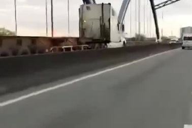 Xe đầu kéo chạy ngược chiều, bấm còi inh ỏi để giành đường