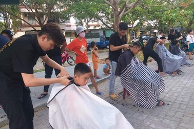 Nhóm bạn trẻ tình nguyện cắt tóc miễn phí cho người nghèo ở Đà Nẵng