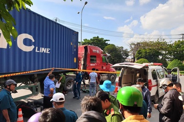 2 cô gái chết thảm dưới bánh xe container