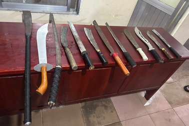 Gần 30 thanh thiếu niên chuẩn bị dao tự chế, mã tấu để "hỗn chiến"