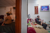 21 hộ dân quyết bám trụ chung cư ở Hà Nội bị quây tôn, cảnh báo nguy hiểm