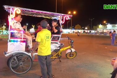 Biến xe lôi thành cổ tích, kiếm nửa triệu đồng mỗi đêm