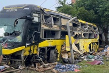 Hiện trường vụ lật xe khách khiến 9 người tử vong, 15 người bị thương