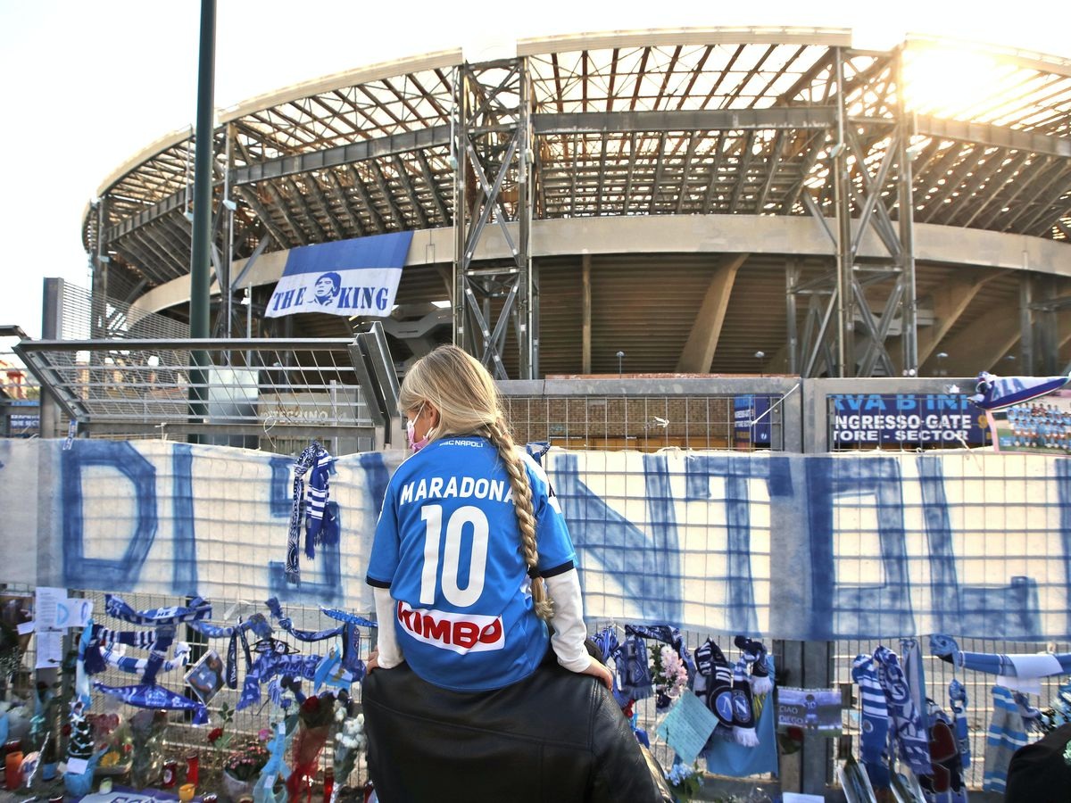 Cả đội Napoli mặc áo số 10 để tưởng nhớ huyền thoại Maradona - 7