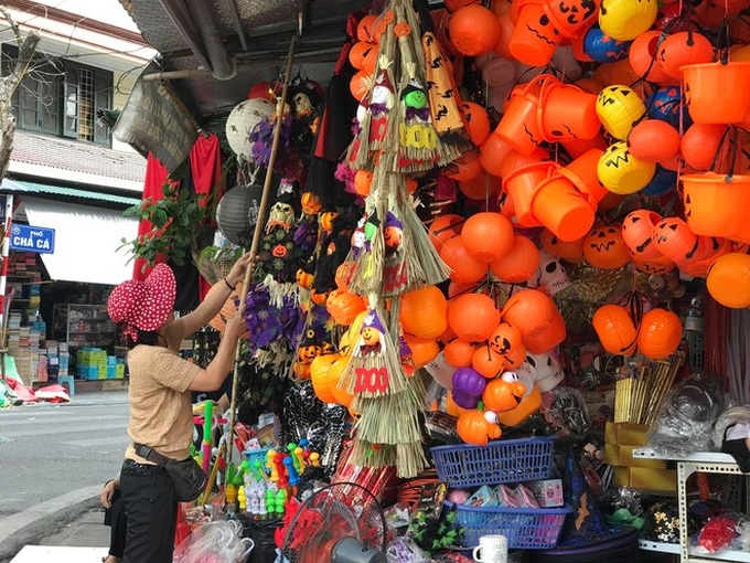 “Ma quỷ” Halloween xuống phố Hàng Mã: Càng kinh dị càng đắt tiền - Ảnh 2. “Ma quỷ” Halloween xuống phố Hàng Mã: Càng kinh dị càng đắt tiền - Ảnh 2.