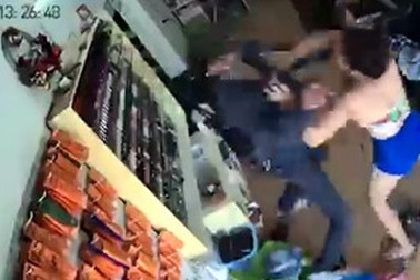 Hà Nội: Nữ chủ tiệm nail đánh văng súng tên cướp