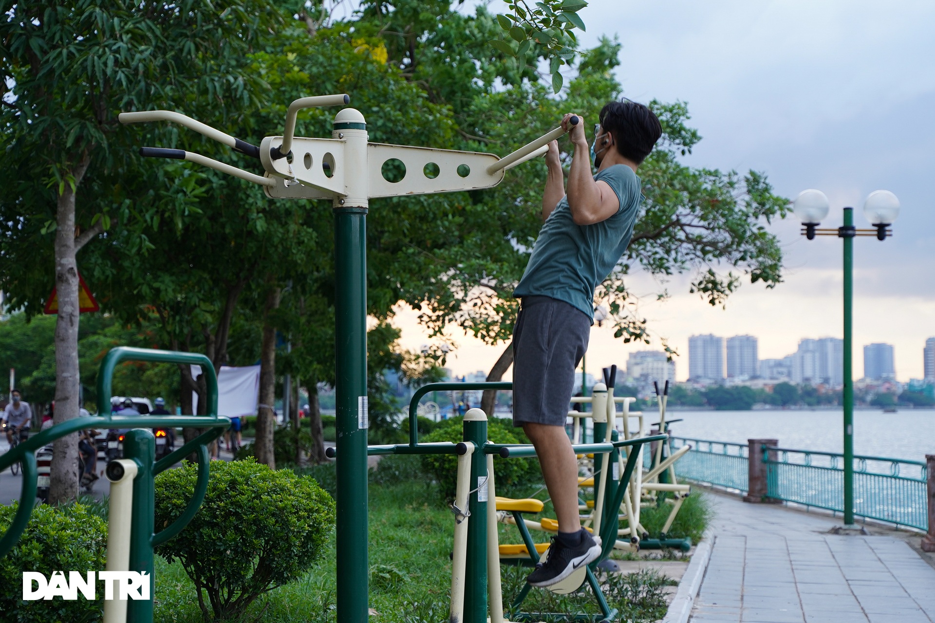 Người dân ngỡ ngàng khi Hà Nội vừa nới lỏng thể dục ngoài trời xong lại cấm - 6 Người dân ngỡ ngàng khi Hà Nội vừa nới lỏng thể dục ngoài trời xong lại cấm - 6