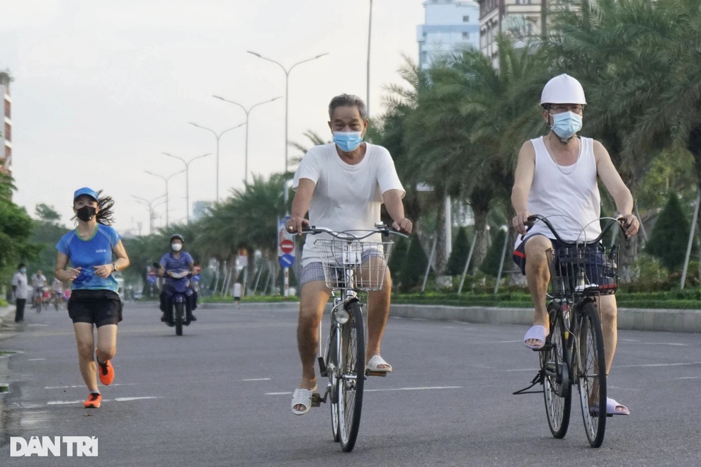Người dân thoải mái đi bộ, tập thể dục sau nhiều tháng giãn cách - 1 Người dân thoải mái đi bộ, tập thể dục sau nhiều tháng giãn cách - 1