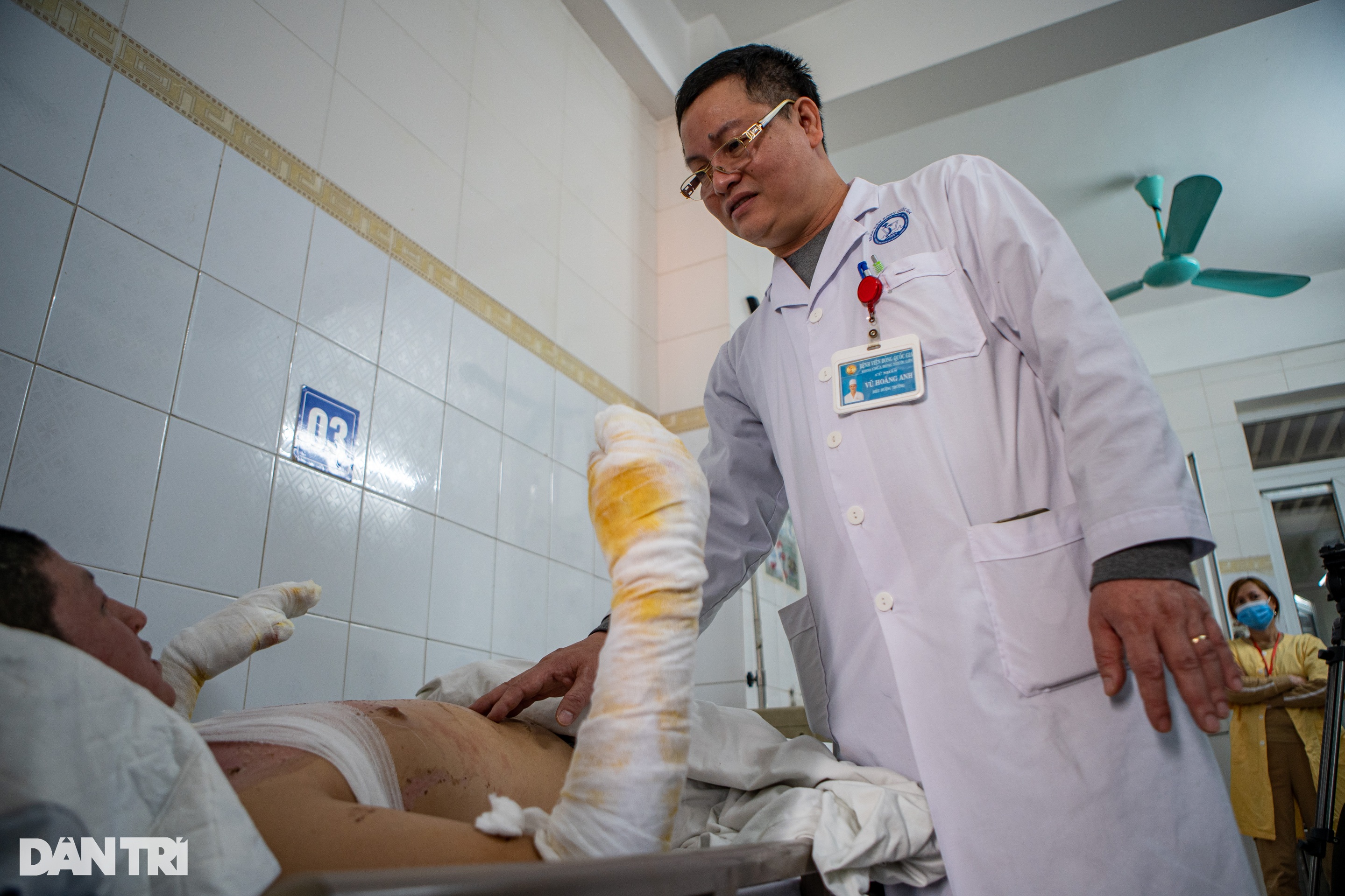 Tự chế pháo theo video mạng nhiều học sinh mất Tết, nguy kịch vì bỏng - 2 Tự chế pháo theo video mạng nhiều học sinh mất Tết, nguy kịch vì bỏng - 2