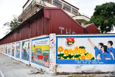 Hàng chục bích họa rực rỡ trên tường cũ ở Hà Nội