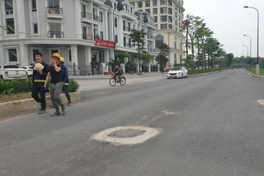 Con đường "đi là sợ thụt hố" ở Hà Nội đã có nắp cống