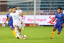 SL Nghệ An hòa Bình Dương, trọng tài đổi thẻ ở trận Nam Định - Khánh Hòa