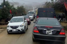 Mộc Châu "cháy phòng", nửa đêm người dân mở cửa mời khách tới ở miễn phí