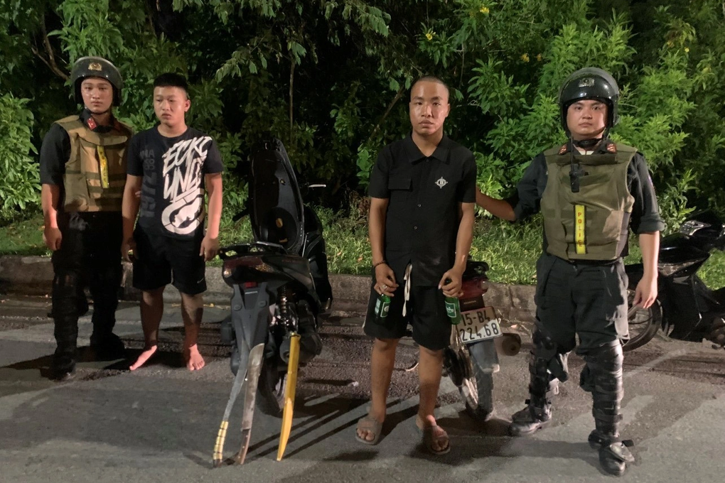 Cảnh sát cơ động Hải Phòng ngăn chặn nhóm thanh niên đi hỗn chiến - 1 Cảnh sát cơ động Hải Phòng ngăn chặn nhóm thanh niên đi hỗn chiến - 1