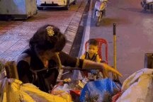 Giao thừa của người phụ nữ 12 năm ôm con cháu nhặt ve chai xuyên Tết