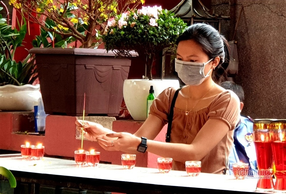 Mùng 3 Tết trùng Valentine, giới trẻ Sài Gòn về chùa Ngọc Hoàng cầu duyên - 7 Mùng 3 Tết trùng Valentine, giới trẻ Sài Gòn về chùa Ngọc Hoàng cầu duyên - 7
